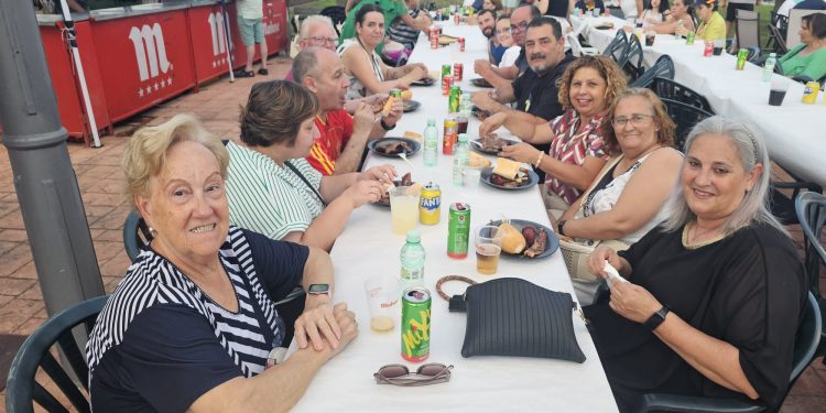 La fiesta del barrio peñarandino de Los Chopos reúne a vecinos y visitantes en torno a una barbacoa seguida de juegos y música