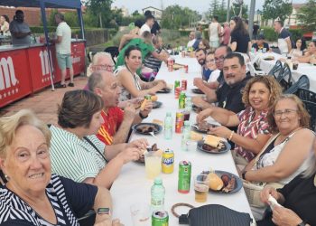 La fiesta del barrio peñarandino de Los Chopos reúne a vecinos y visitantes en torno a una barbacoa seguida de juegos y música