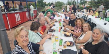 La fiesta del barrio peñarandino de Los Chopos reúne a vecinos y visitantes en torno a una barbacoa seguida de juegos y música