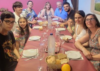 Mari Albarrán celebra en Peñaranda su merecida jubilación junto a su marido, hijos y nietos en una emotiva comida familiar