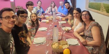 Mari Albarrán celebra en Peñaranda su merecida jubilación junto a su marido, hijos y nietos en una emotiva comida familiar