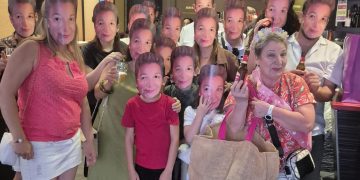 Marisol celebra su cumpleaños en Peñaranda con una gran fiesta sorpresa en la que sus amigos se convirtieron en sus «dobles»