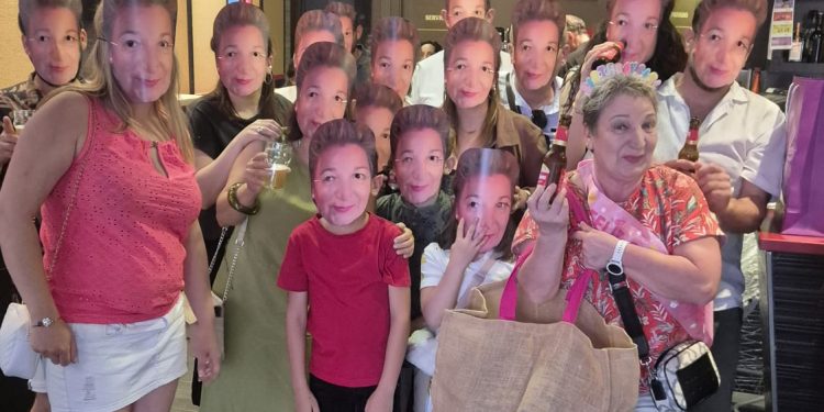 Marisol celebra su cumpleaños en Peñaranda con una gran fiesta sorpresa en la que sus amigos se convirtieron en sus «dobles»