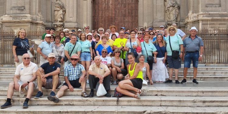 La asociación de mayores San Miguel, de Peñaranda, disfruta de un viaje a Andalucía con una primera parada en Granada