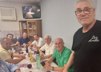 Un grupo de vecinos y amigos de Nava de Sotrobal celebran la festividad de San Antonio con una comida de confraternidad