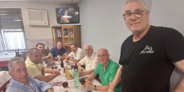 Un grupo de vecinos y amigos de Nava de Sotrobal celebran la festividad de San Antonio con una comida de confraternidad