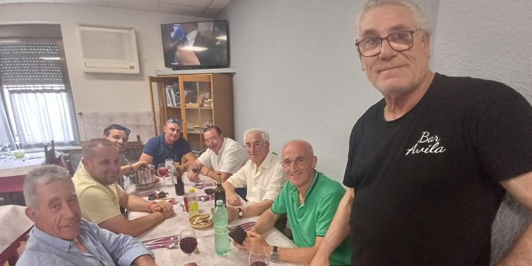 Un grupo de vecinos y amigos de Nava de Sotrobal celebran la festividad de San Antonio con una comida de confraternidad