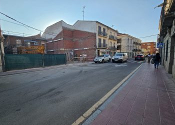 La céntrica calle Nuestra Señora recupera la normalidad en Peñaranda tras la retirada de la grúa que condicionaba el tráfico