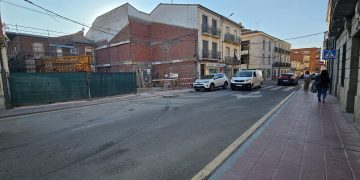 La céntrica calle Nuestra Señora recupera la normalidad en Peñaranda tras la retirada de la grúa que condicionaba el tráfico