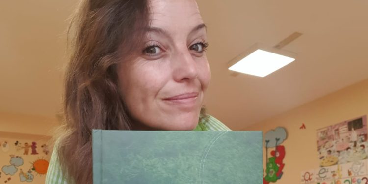 La escritora macoterana Oliva Martínez Arroyo publica «Conectar infancia y naturaleza» basado en su experiencia como educadora