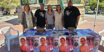 Peñaranda con Orgullo reivindica la diversidad y la igualdad con una mesa informativa en la plaza y con una proyección de cine
