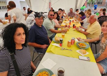 El Campo de Peñaranda despide sus fiestas del Corpus con una gran paella popular para más de 300 comensales en la carpa