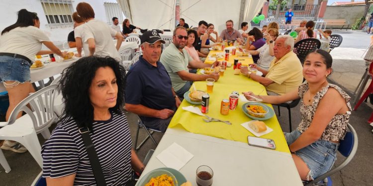 El Campo de Peñaranda despide sus fiestas del Corpus con una gran paella popular para más de 300 comensales en la carpa