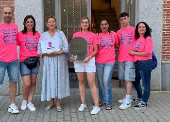 Paradinas de San Juan vive ya sus fiestas de San Pedro tras un pregón con sabor solidario y una gran salchipapa en la plaza