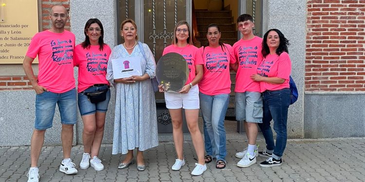 Paradinas de San Juan vive ya sus fiestas de San Pedro tras un pregón con sabor solidario y una gran salchipapa en la plaza