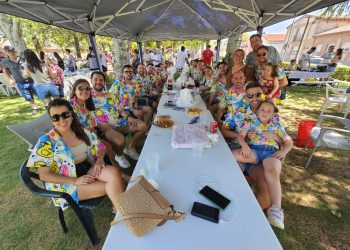 Paradinas de San Juan comparte en el parque una paella para 700 comensales que desafían a la ola de calor del fin de semana