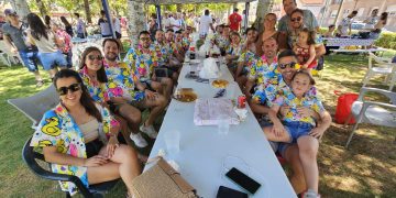 Paradinas de San Juan comparte en el parque una paella para 700 comensales que desafían a la ola de calor del fin de semana