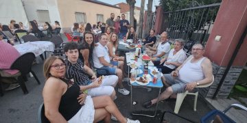 El Campo de Peñaranda disfruta de su cena festiva al aire libre con una parrillada popular amenizada por los dulzaineros Alborada