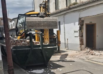 Peñaranda remodela los espacios del cuartelillo de la Policía Local para habilitar una cochera con punto de carga para los vehículos