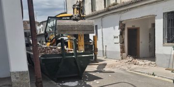 Peñaranda remodela los espacios del cuartelillo de la Policía Local para habilitar una cochera con punto de carga para los vehículos