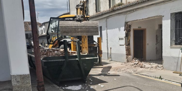 Peñaranda remodela los espacios del cuartelillo de la Policía Local para habilitar una cochera con punto de carga para los vehículos