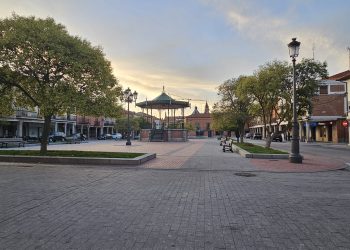 El artista Alberto Sautúa y Acomunidad convertirán la plaza de España de Peñaranda en un gran taller de pintura al aire libre