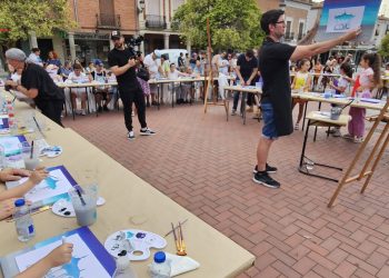«Peñaranda pinta»: la propuesta del artista cubano Alberto Sautúa que ha llenado la plaza de España de pintores niños y adultos