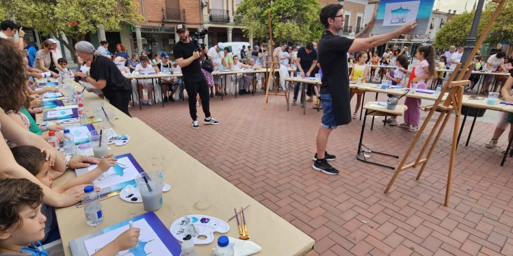 «Peñaranda pinta»: la propuesta del artista cubano Alberto Sautúa que ha llenado la plaza de España de pintores niños y adultos
