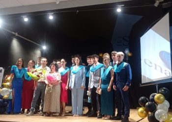 El multiusos de Babilafuente acoge la ceremonia de graduación de los alumnos de segundo de Bachillerato del Instituto Senara