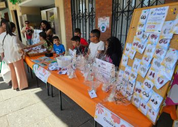 Los escolares del colegio Severiano Montero ponen a la venta los productos de su «empresa» en el mercadillo de Peñaranda
