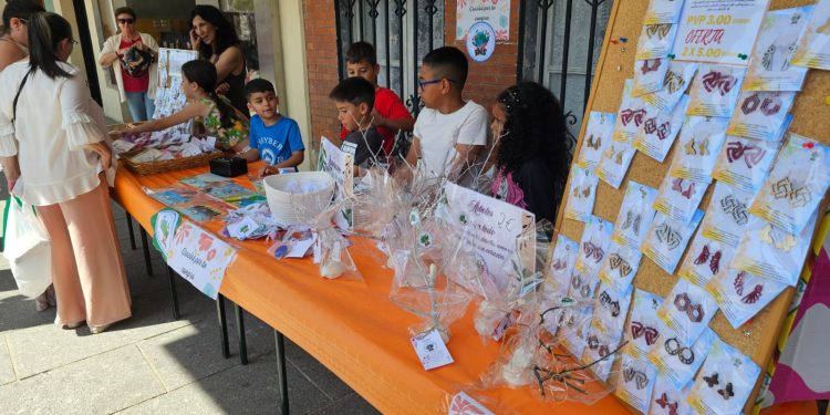 Los escolares del colegio Severiano Montero ponen a la venta los productos de su «empresa» en el mercadillo de Peñaranda