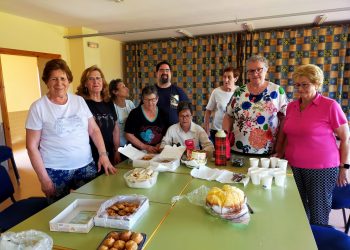 Santiago de la Puebla cierra el taller de bordado con un café de despedida que han compartido las alumnas con su monitor