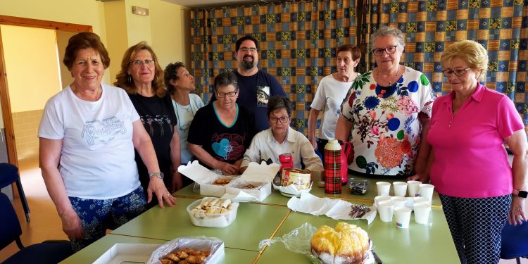 Santiago de la Puebla cierra el taller de bordado con un café de despedida que han compartido las alumnas con su monitor