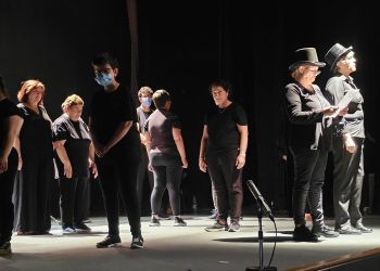 Pequeñine, el grupo de teatro de Acopedis, encadila al público de Peñaranda con la puesta en escena de la obra «Con luz propia»