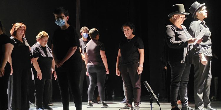 Pequeñine, el grupo de teatro de Acopedis, encadila al público de Peñaranda con la puesta en escena de la obra «Con luz propia»