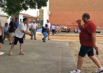 Villar de Gallimazo cierra sus fiestas de Pentecostés con una tarde de deportes autóctonos y un animado convite en la plaza