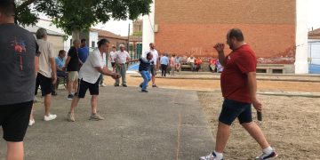 Villar de Gallimazo cierra sus fiestas de Pentecostés con una tarde de deportes autóctonos y un animado convite en la plaza