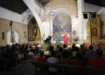 Aldeaseca de la Frontera recibe la representación «Arcos y Ecos» en la iglesia mudéjar de Nuestra Señora de la Asunción