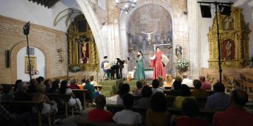 Aldeaseca de la Frontera recibe la representación «Arcos y Ecos» en la iglesia mudéjar de Nuestra Señora de la Asunción