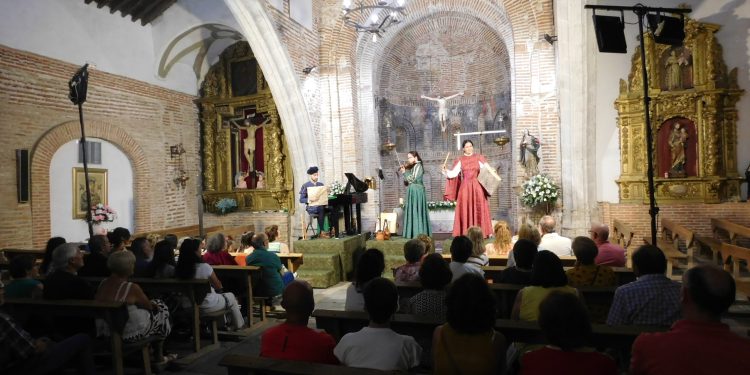 Aldeaseca de la Frontera recibe la representación «Arcos y Ecos» en la iglesia mudéjar de Nuestra Señora de la Asunción