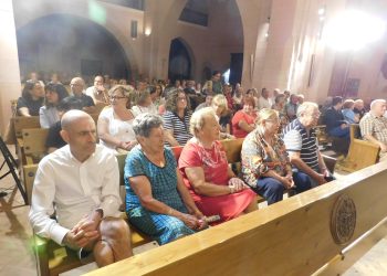 Cantalapiedra se pone en pie para aplaudir «Arcos y Ecos» tras una brillante representación de este recital poético musical