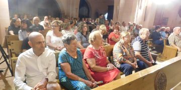 Cantalapiedra se pone en pie para aplaudir «Arcos y Ecos» tras una brillante representación de este recital poético musical