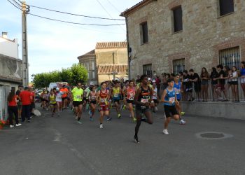 Adrián Moro y Andrea Jaén ganan la XVI carrera popular «Mario García Romo» de Villar de Gallimazo con un gran ambiente