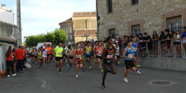 Adrián Moro y Andrea Jaén ganan la XVI carrera popular «Mario García Romo» de Villar de Gallimazo con un gran ambiente