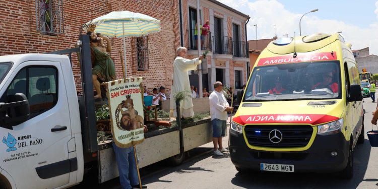 Los conductores celebran su fiesta en Peñaranda con la misa, procesión y bendición de vehículos presidida por San Cristóbal
