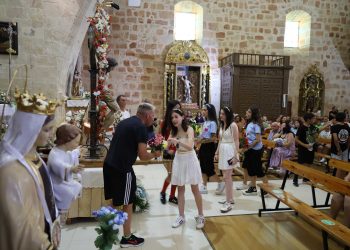 Multitudinaria ofrenda floral en Villoruela para dar comienzo a las fiestas del Santo Cristo de la Esperanza y la Virgen del Carmen