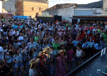 Las peñas de Villoruela llenan las calles de algarabía, colorido e imaginación con sus disfraces y un recorrido desde la plaza