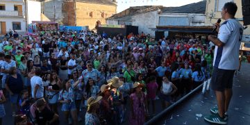 Las peñas de Villoruela llenan las calles de algarabía, colorido e imaginación con sus disfraces y un recorrido desde la plaza