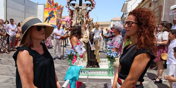 420 celemines y buen provecho en Villoruela: un histórico y singular remate de banzos bajo una colorida sombra de ganchillo