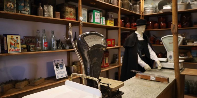 El Museo de Antaño abre sus puertas al público en Alaraz: «Aquí hay cosas que no se aprenden en un colegio y enseña a la gente joven cómo era la sociedad de nuestros abuelos»